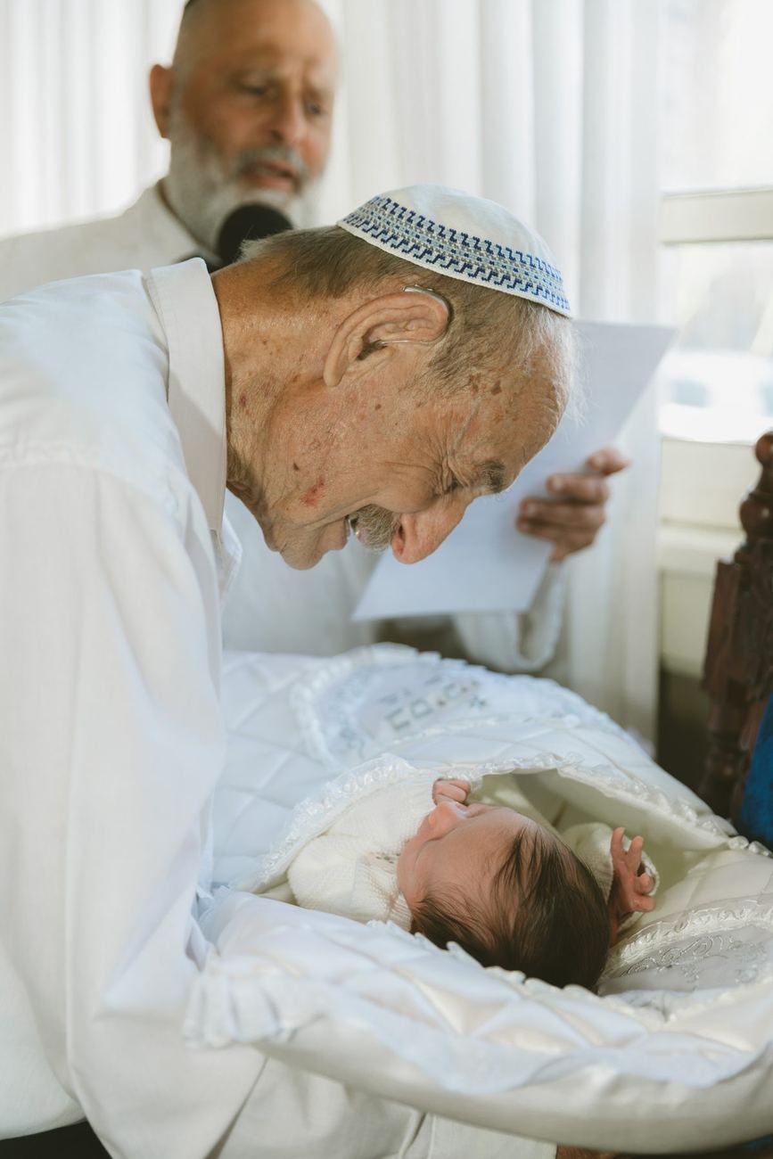 סבא מברך את התינוק