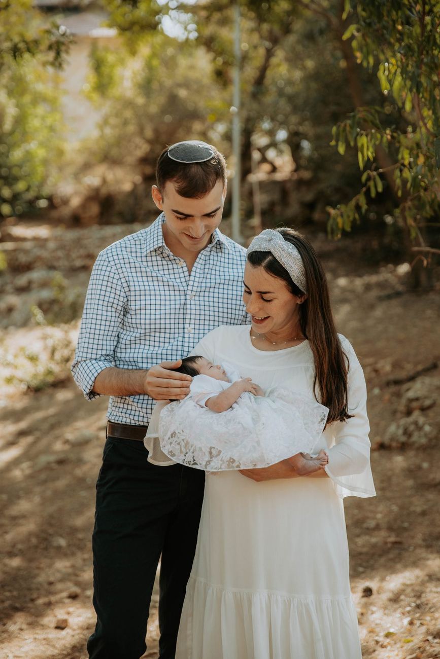 הורים עם התינוקת בבריתה