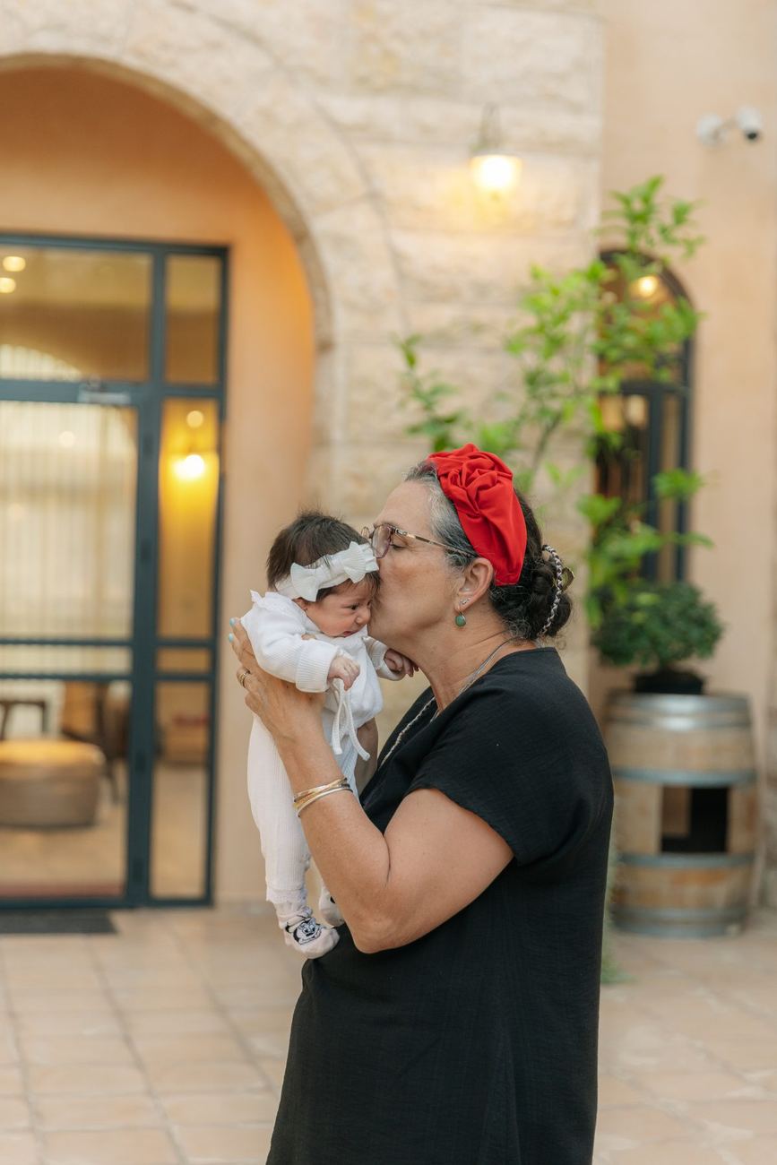 סבתא מנשקת את התינוקת